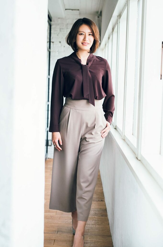 ブラウンブラウスの女性