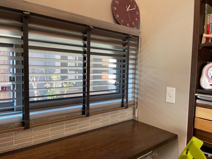 木製ブラインドとタイルを貼った壁