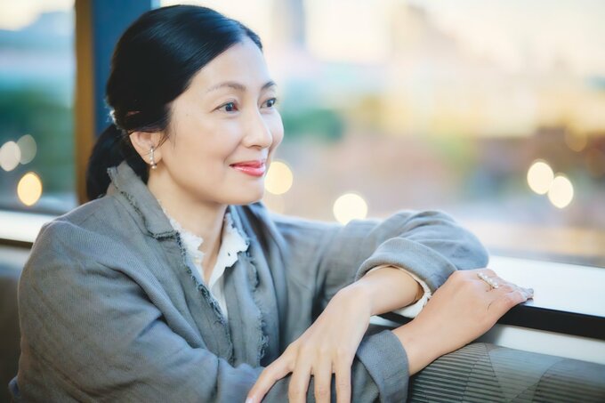 外を眺める鶴田さん