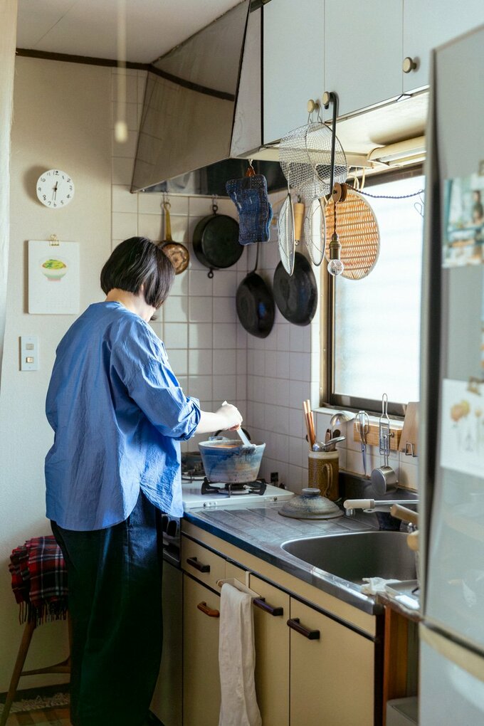 キッチンで料理をしている様子