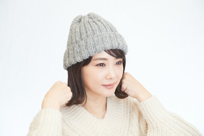 毛先を触る女性