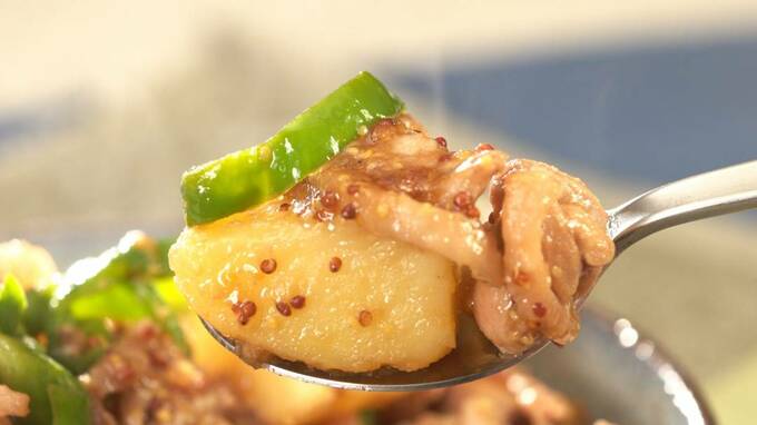 スプーンに鶏と新ジャガの甘辛マスタード炒め