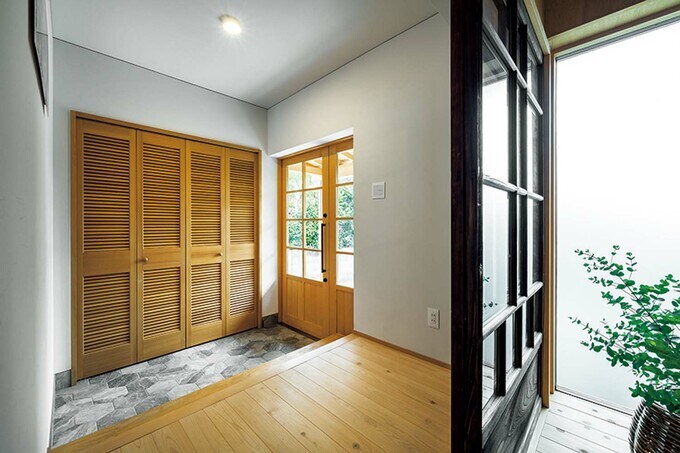 室内側から眺めた玄関