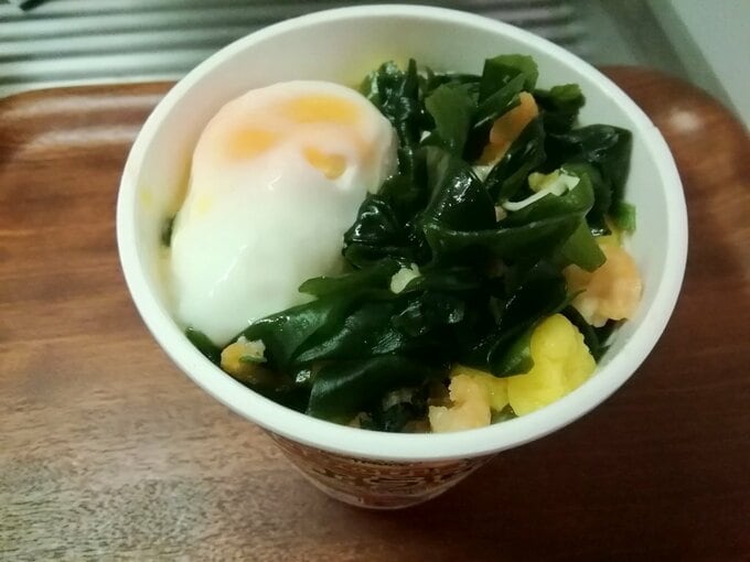 カップ麺に温泉卵