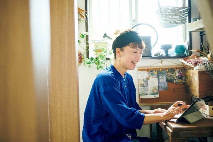 笑顔でタブレットを見ている様子