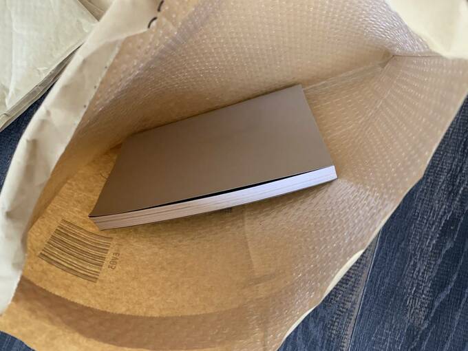 クッション封筒に本