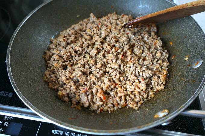 豚ひき肉を炒める様子