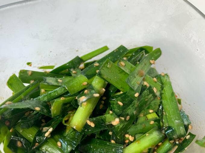 ニラを鶏ガラスープの素とゴマ油であえたもの