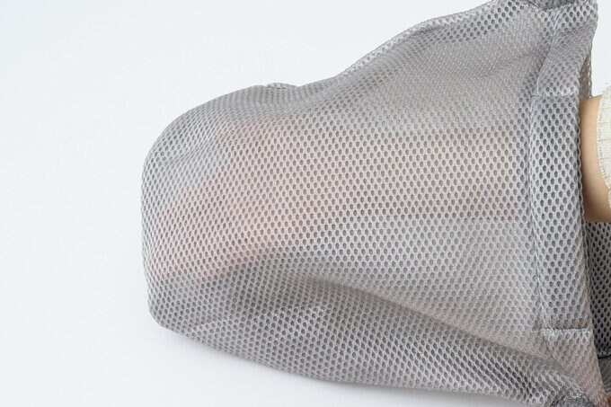 メッシュ素材のランドリーネットバッグに手を入れる様子