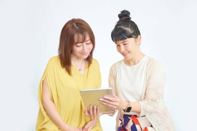 タブレットを見る女性2人