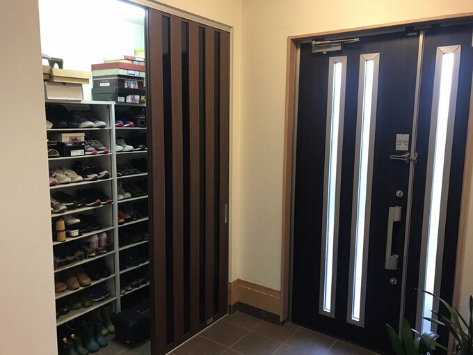 壁一面がシュークローゼット