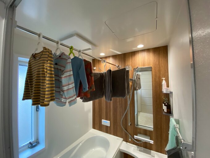 浴室に洗濯物を干している様子