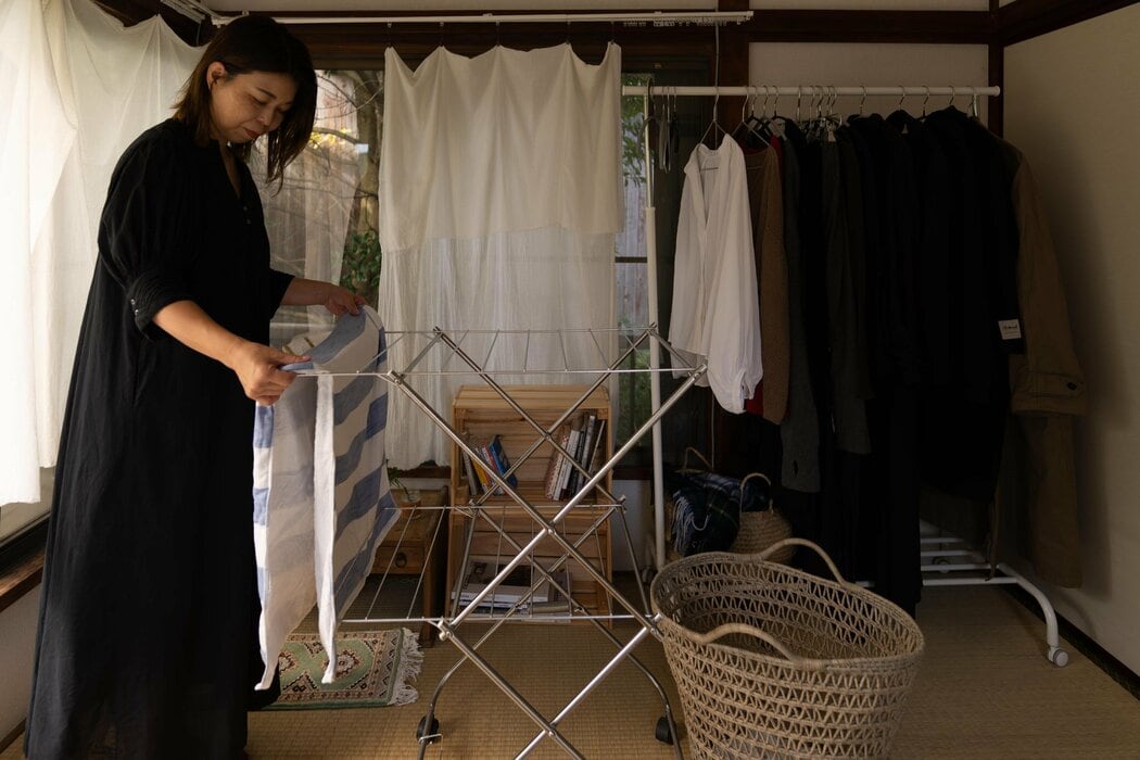 50代、「娘とのふたり暮らし」を再開。生活の道具にこだわり、ベランダでお茶をして心地よく暮らす