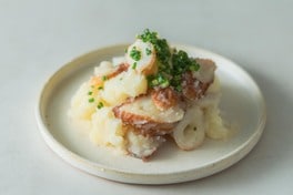 人気料理家が繰り返しつくる「ジャガイモとちくわのバター煮」。奥深い味わいに驚愕