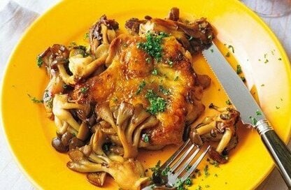 みきママの「フライパンローストチキン」レシピ。いつもの鶏モモが10分でごちそうに変身