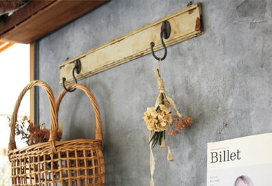 カゴやドライフラワーを掛けるのにぴったり。簡単DIYで「壁掛けインテリアフック」をつくろう