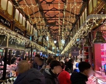 スペインの年末年始、連日人だかりができるお店の特徴。キャラクターグッズのお店には、親子がずらり