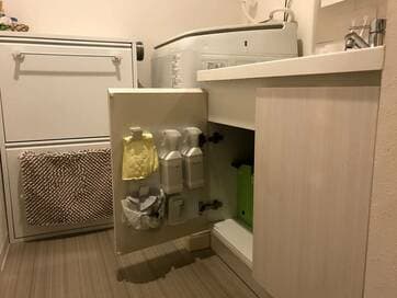 100円グッズで、洗面台の扉裏を収納スペースに。掃除も時短化！