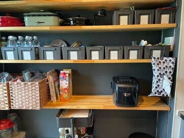 奥行き30cmの棚を新居に設置。キッチン、玄関、リビングが使いやすい
