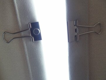 「ダブルクリップ」の便利な活用法3つ。引き出しのストッパー、カーテンのすき間留めに