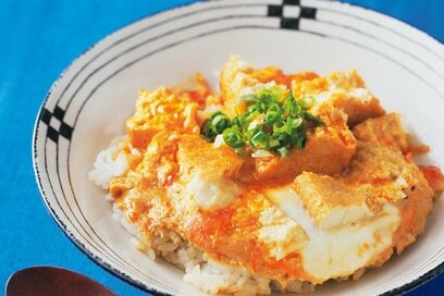 お肉なしでも大満足「厚揚げの親子丼」レシピ。切って混ぜたら、レンチン2分で即完成