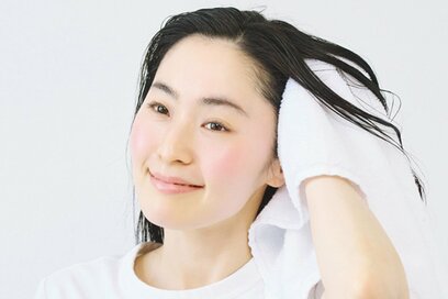 3ステップで「老けない髪」に。ドライヤーは“上から下”に当てるのが鉄則：プロ直伝ヘアドライ術