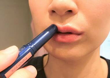 縦ジワをちゅるんとカバー！ニベアの色つきリップが優秀