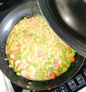 8割がた火がとおったらフタをして、弱火で4~5分蒸し焼きにしたらできあがり!