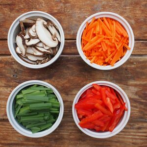 ニンジンと赤ピーマンは細切りに、シイタケは軸を取って薄切りに、ニラは4~5cmの長さに