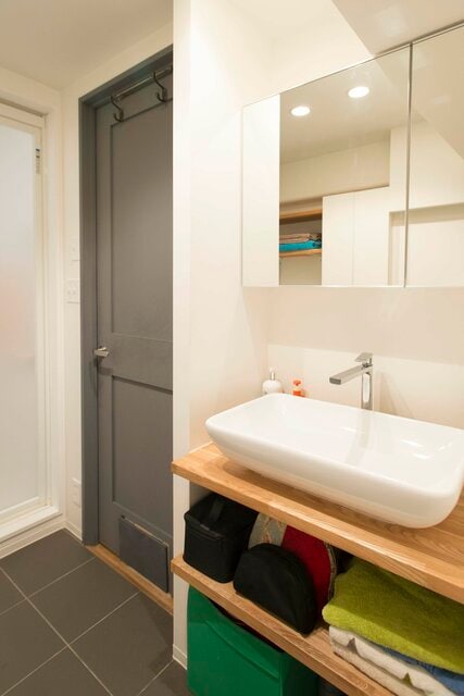 仕事から帰ったら「猫が居た」!? 気ままなロシアンブルーと暮らす家