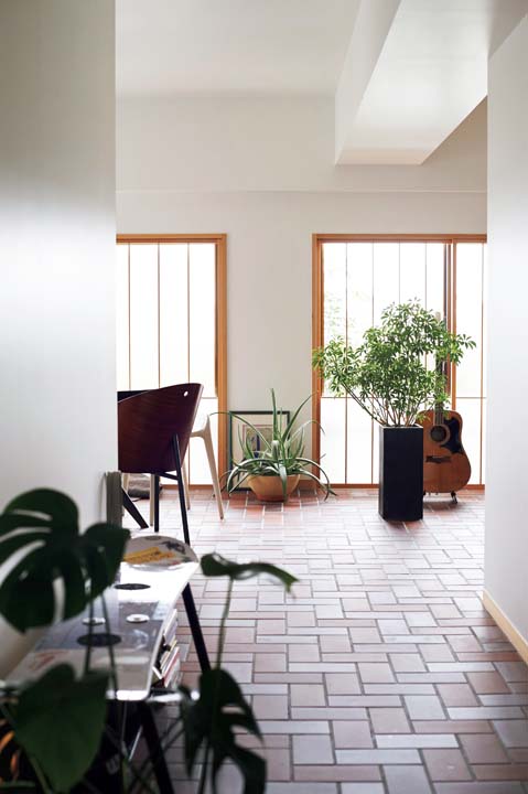 玄関からLDKへつながる、ゆったりとした幅の廊下