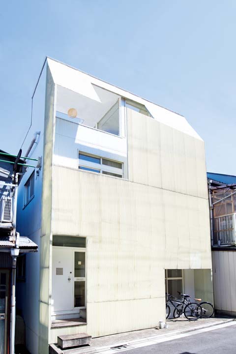 外階段ごと半透明の波板で覆った外観