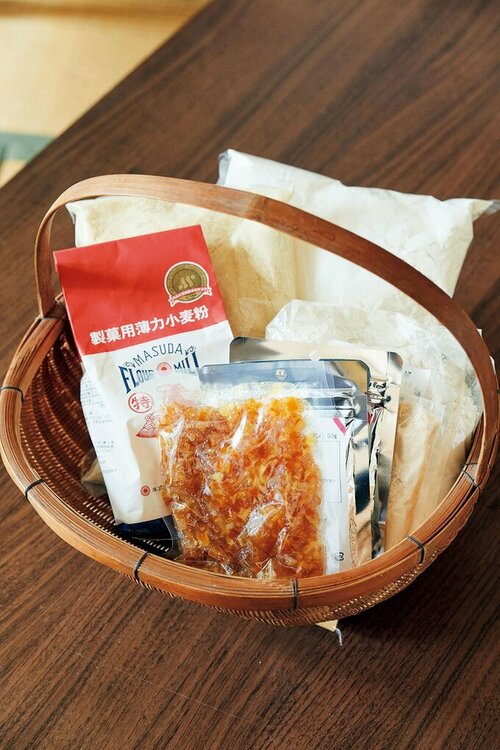 カゴに小麦粉など