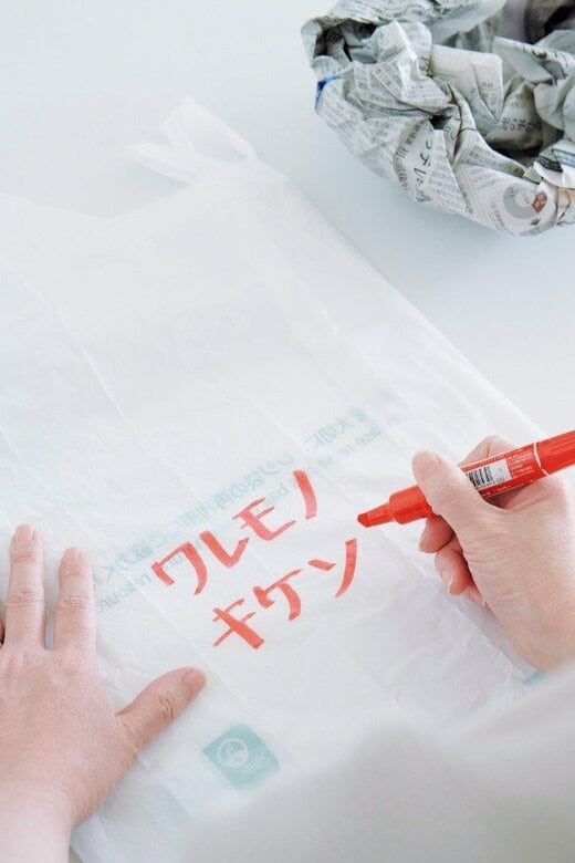 袋に“ワレモノキケン”と注意書きをする様子