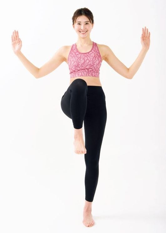 両手上げてひじ直角片足上げる