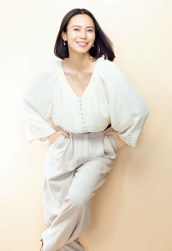 腰に手を置く女性