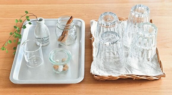 グラスなどをトレーに