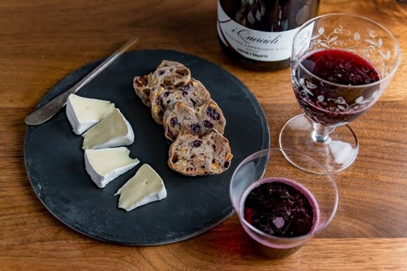 ライフルーツとナッツがぎっしりとつまった濃厚なパン