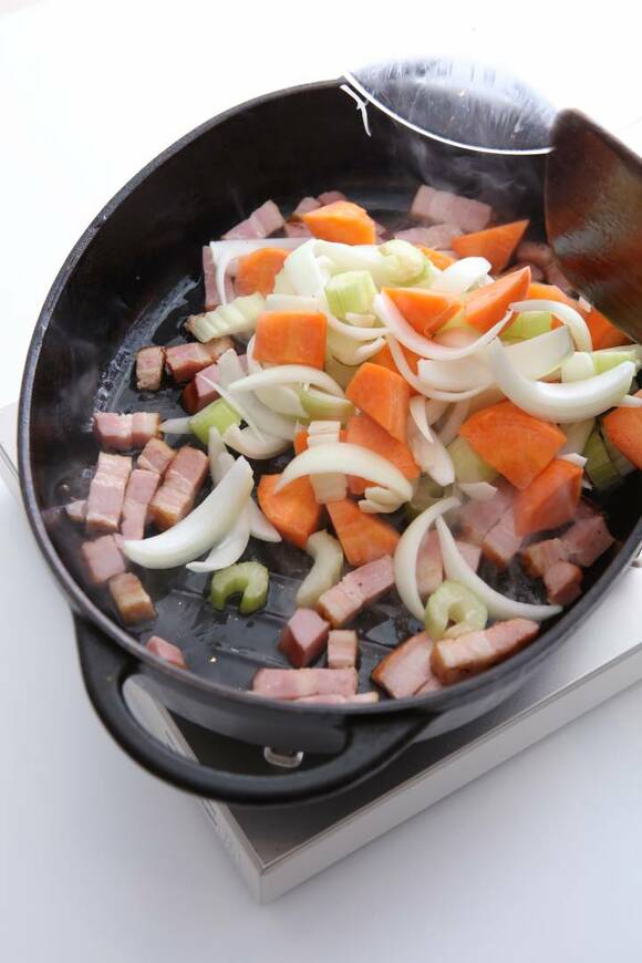 厚手鍋にベーコン、タマネギ、ニンジンなど