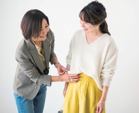 女性二人ニットの前だけ裾イン