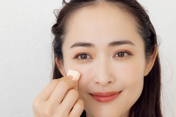 チークを塗る女性