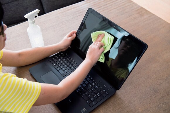 背面、画面、キーボードをふく