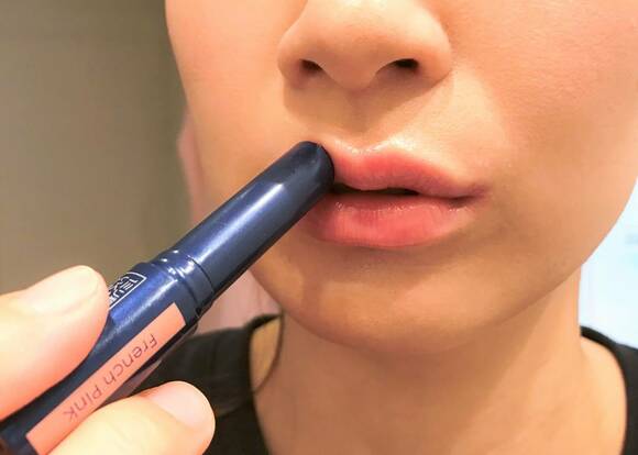 リップを塗る女性