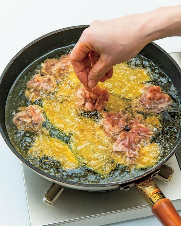 カボチャとお肉を揚げる