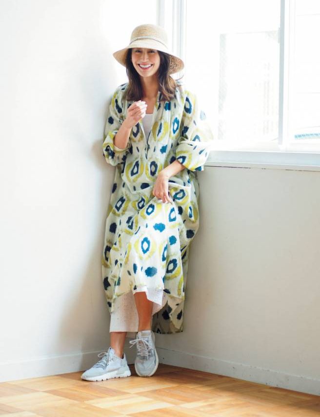 エスニック柄ワンピとハイテクスニーカーを合わせる