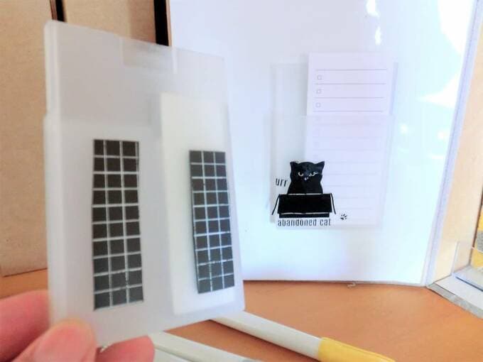 薄型ケースの裏にマグネットをはりつける