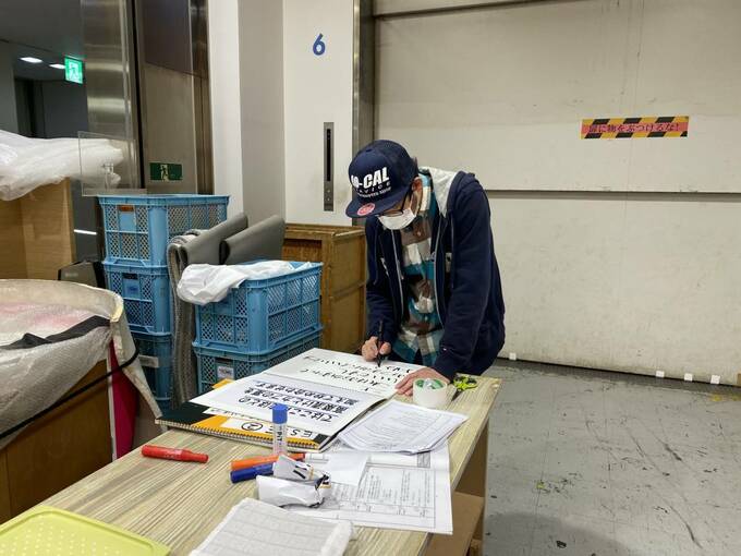 カンペを修正するディレクター