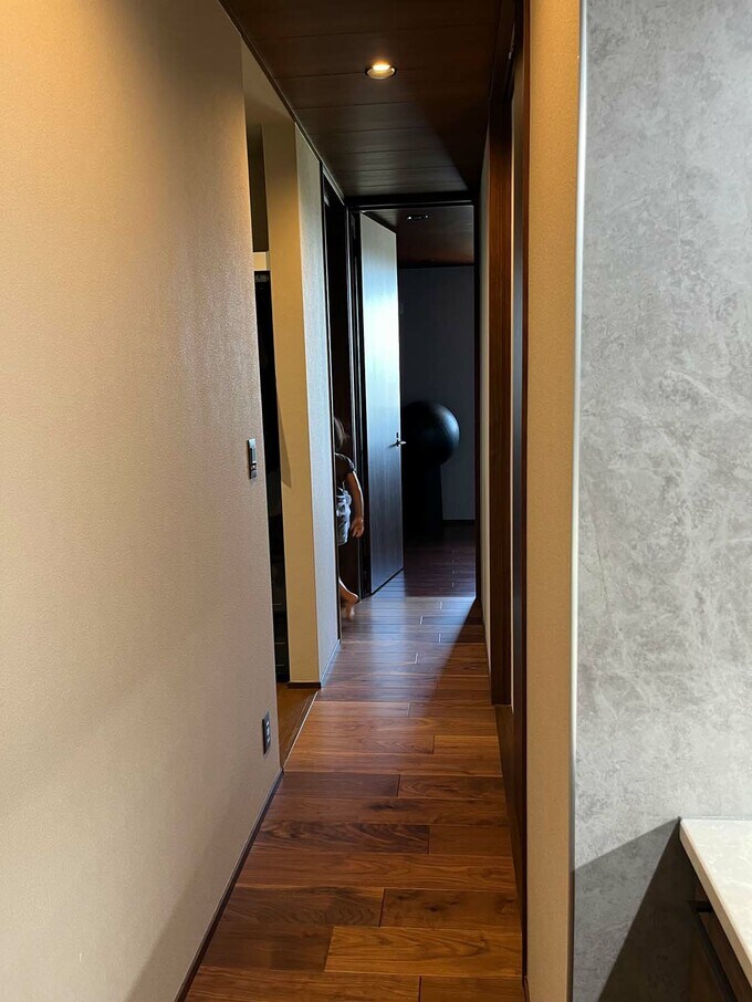 玄関から見た書斎と子ども部屋