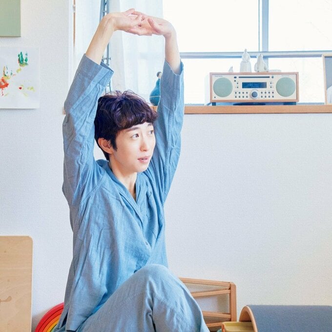 伸びをする女性