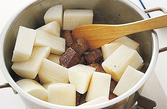 大根と牛肉を炒める